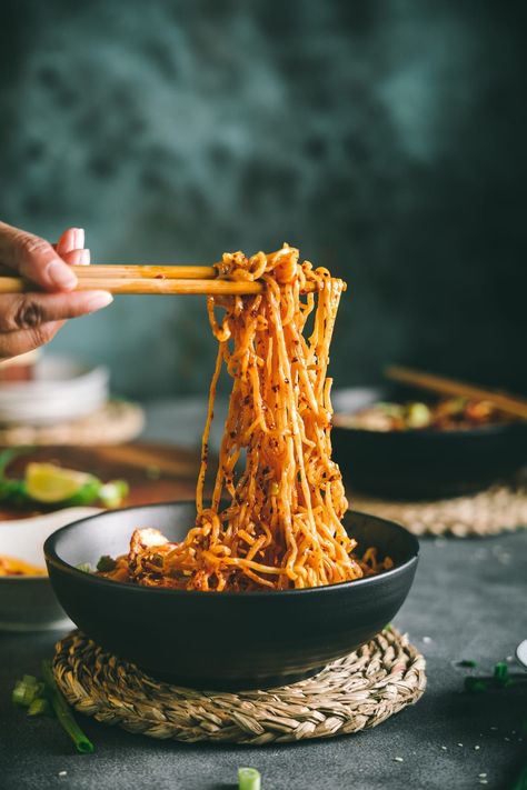 Chili Oil Noodles (Ready In 10 minutes) Chili Oil Noodles, Chilli Garlic Noodles, Oil Noodles, 10 Minute Meals, Food Photography Composition, Noodle Recipes Easy, Cooking Photography, Noodle Bar, Spicy Noodles