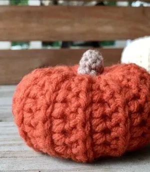 19 Free Crochet Pumpkin Patterns to Make - Chunky Yarn Crochet For Fall, Fall Scarf Crochet, Crochet Pumpkin Patterns, Chunky Yarn Patterns, Winter Scarf Pattern, Pumpkin Patterns Free, Crochet Pour Halloween, Pumpkin Patterns, Throw Blanket Pattern