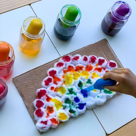 Arts & Crafts - 7 Days of Play Rainbow Fine Motor Activities, Nanny Ideas, Easy Toddler Crafts, Rainbow Activities, Rainbow Craft, Nursery Activities, Babe Cave, Painting Activities, Rainbow Crafts