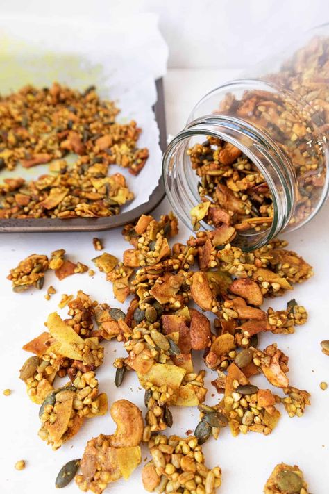 This easy turmeric granola is super healthy and delicious. Infused with orange and cinnamon flavour, so good! Made with nuts and buckwheat, it's naturally gluten-free! Turmeric Granola, Granola Clusters Recipe, Yogurt Breakfast Bowl, Buckwheat Granola, Orange And Cinnamon, Granola Clusters, Yummy Healthy Breakfast, Gluten Free Granola, Chocolate Granola