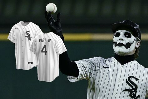 Tobias Forge da banda Ghost, trajado jogador de baseball do Chicago White Sox. Setembro de 2022 Matching Face Paint, Banda Ghost, Papa Emeritus 4, White Sox Jersey, Papa Emeritus Iv, Ghost Papa Emeritus, Tobias Forge, 3 Strikes, Papa Emeritus