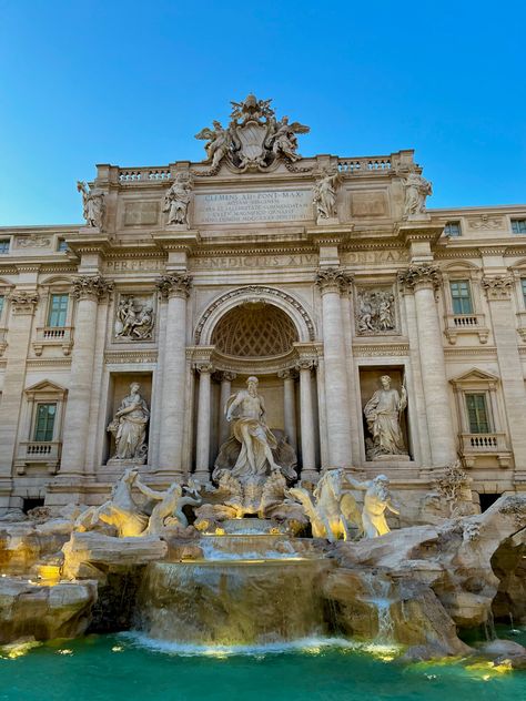 Fountain in Rome, Italy Fountain In Rome, Italy Trip Planning, Africa Do Sul, Breathtaking Places, Italy Photography, Italy Aesthetic, Trevi Fountain, Best Sunset, Dream Travel Destinations