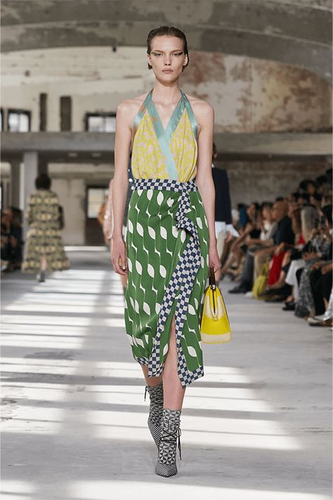 Dries Van Noten Spring/Summer 2024 at Paris Fashion Week | Hypebeast Runway Inspiration, Fashion Runway Show, Spring Runway, Color Trends Fashion, Runway Trends, Print Trends, Embroidery Fashion, Yellow Fashion, Dries Van Noten