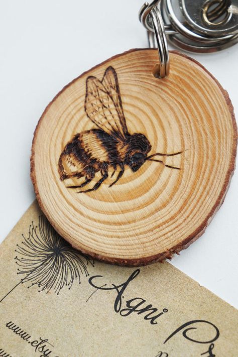 Tre Kunst, Wood Burn Designs, Wood Slice Art, Woodburning Projects, Pyrography Art, Wood Burning Crafts, Wood Burning Patterns, Wood Burning Art, Bee Art