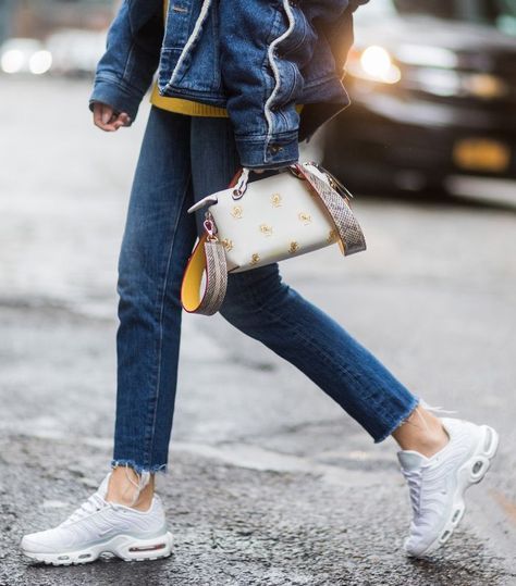 Best Fendi bags: Street styler carrying the By The Way Fendi bag Fendi By The Way Outfit, Mini Fendi Baguette Outfit, Fendi By The Way Mini, Fendi Outfit, Small Fendi Bag, Mini Bag Outfit, Fendi Peekaboo Mini, Fusion Fashion, Fendi Tiny Bag