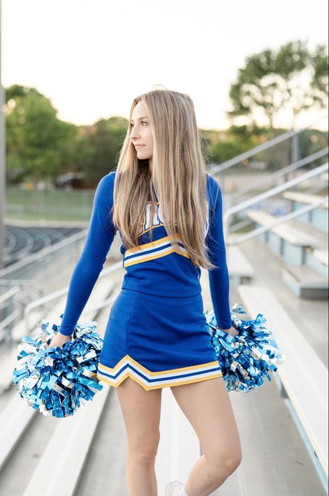 Highschool cheer photo idea Highschool Cheer Pictures, Cheerleading Outfits Aesthetic, Highschool Cheer, Cheerleading Senior Pictures, Kate Beckinsale Hair, Cheerleader Uniforms, Cheer Photo, Cheer Leaders, Cheer Photography