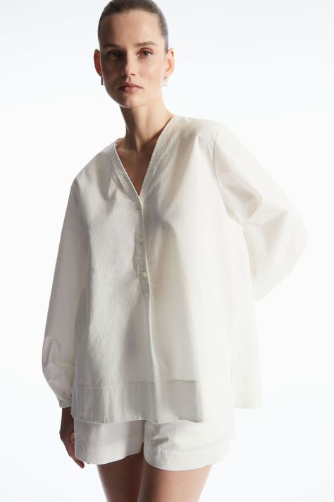 GATHERED V-NECK BLOUSE - WHITE - COS Timeless Knitwear, Midi Wrap Skirt, Modern Tops, Summer Capsule, Denim Blouse, Wrap Cardigan, Wool Pants, Women Shirts Blouse, Classic Dress