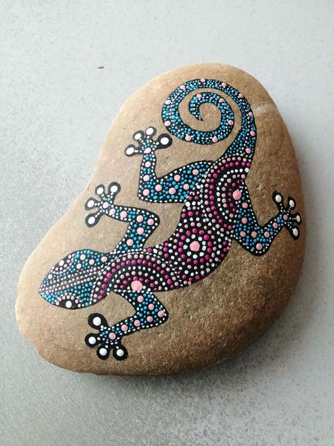 141 Inspiring Rock Painting Ideas - Get Started Now! Lizard Dot Painting, Colorful Rock Painting, Lizard Rock Painting, Mandala Stones Pattern, Animal Dot Painting, Animal Dot Art, Stone Painting Animals, Dot Painting Animals, Dot Art Rocks