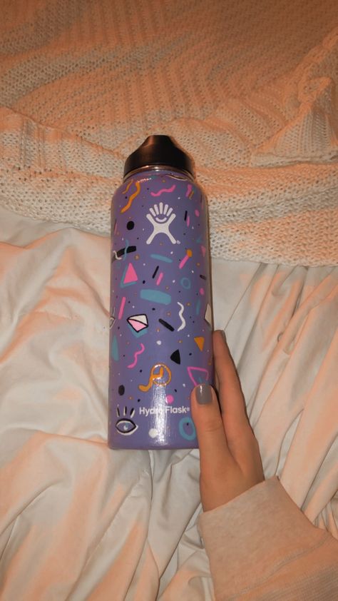 Water Bottle Painting Ideas Easy, Paint Hydroflask Diy, Paint On Hydroflask, Paint Hydro Flask, Pink Hydroflask Dogwood, Painted Water Bottle Flowers, Water Bottle Painting, Painted Water Bottle, Flask Art