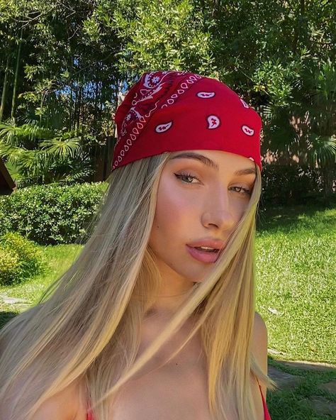 Bandana Outfit Summer, Bandana In Hair, Hair Staly, Cute Bandana Hairstyles, Bandana Outfit, Head Bandana, Bandana Girl, Luxury Hats, Coachella Outfit