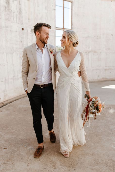 Casual Wedding Men Outfit, Civil Wedding Groom Outfit, Mens Groomsmen Outfits, Rustic Groom Attire, Boho Bride And Groom, Casual Wedding Suit, Casual Groomsmen, Grooms Outfit, Casual Groom Attire