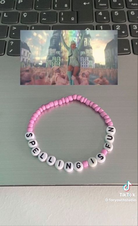 Taylor Swift Eras Bracelet Ideas Funny, Atwtmvtvftv Bracelet, Unhinged Eras Tour Bracelets, Ts Bracelet Ideas, Swiftie Bracelets, Taylor Bracelets, Frendship Bracelets, Eras Bracelets, Swift Bracelet