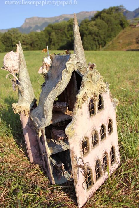 The Magician's Dollhouse — Merveilles en Papier Old Doll House, Fairy Garden Houses, Dolls Houses, Miniature Houses, Paper Houses, Paper Clay, Fairy Houses, Dollhouse Dolls, Fairy House