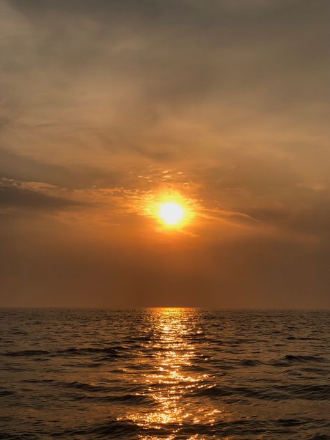 #sunset #summer #sea #golden #orange #yellow #waves #clouds #sun #goldenhour #peaceful #mood #calm #silence #aesthetic #warm Sun Beach Aesthetic, Sun Pics Aesthetic, Sun Friend Aesthetic, Sun Aethstetic, Sun Pictures Aesthetic, Sun Pfp Aesthetic, Golden Sun Aesthetic, Sun Core Aesthetic, Calm Person Aesthetic