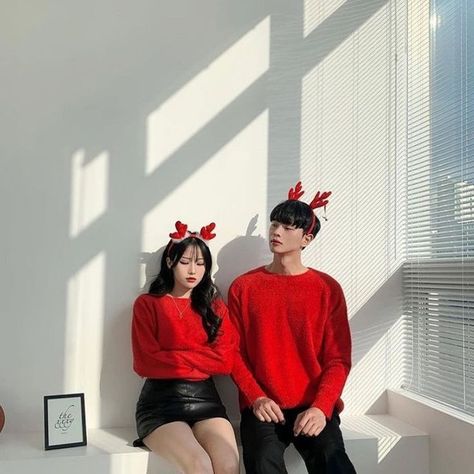 Cute Couple Outfits Casual, Valentine Couple Outfits, Couple Outfits Korean, Korean Couple Outfits, Academia Inspiration, Grunge Wear, Matching Outfits For Couples, 80s Skater, Festive Christmas Outfit