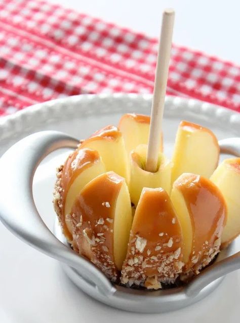 Healthier Homemade Caramel Apples - Easy Way to Eat with an Apple Slicer - Satori Design for Living #caramelapples #halloweenrecipes Halloween Caramel Apples Recipe, Halloween Caramel Apples, Homemade Caramel Apples, Caramel Apples Halloween, Easy Grilled Cheese, Caramel Apples Homemade, Apple Slicer, Caramel Apples Easy, Diy Dessert