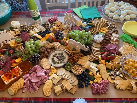 Charcuterie grazing table created for a dinosaur themed baby shower Dinosaur Party Charcuterie Board, Dinosaur Themed Charcuterie Board, Dinosaur Charcuterie Board, Dinosaur Baby Shower Ideas For Boys, Dinosaur Baby Shower Ideas, Baby Shower Brunch Food, Dinosaur Baby Shower Theme, Baby Boy Sprinkle, Jurassic Park Party