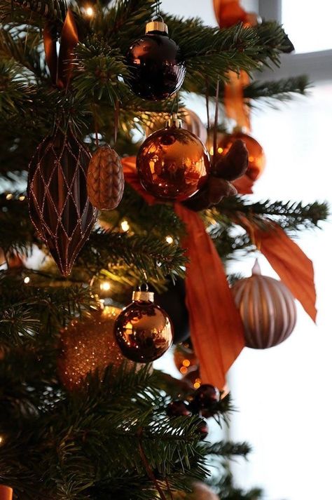 Green And Gold Christmas Decor, Orange Christmas Decor, Copper Christmas Decor, Christmas Installation, Ideas Christmas Decoration, Orange Christmas Tree, Decoration Ideas Christmas, Green And Gold Christmas, Christmas Decor Idea