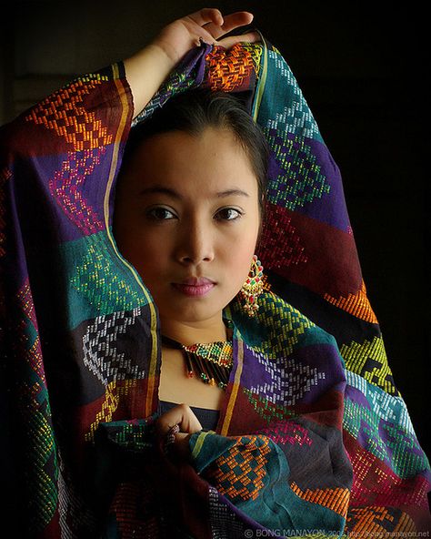 Malong, a traditional Filipino cloth; can be used as a dress, headwear, or even as a material for dance. The woman is wearing the traditional malong and also ethnic accessories. Malong Malong Philippines, Philippines Dress, Filipino Clothing, Filipino Fashion, Filipino Art, Philippine Art, Philippines Culture, Roll Hairstyle, Costumes Around The World