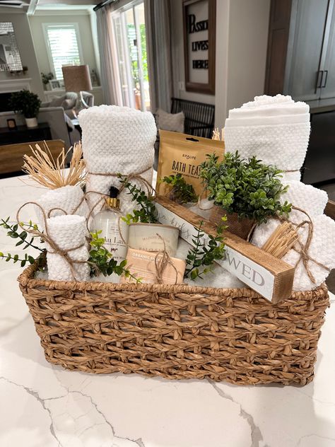 Basket Home Decor, Creative Gift Baskets, Spa Basket, Homemade Gift Baskets, Christmas Gift Baskets Diy, Housewarming Gift Baskets, Anniversaire Diy, Christmas Gift Basket Ideas, Spa Gift Basket