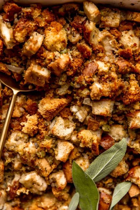 Classic Cornbread Dressing Potato Bread Stuffing, Buttery Cornbread, Sausage Stuffing Recipe, Classic Pecan Pie, Southern Food Recipes, Bread Stuffing, Cornbread Dressing Southern, Chicken And Rice Dishes, Creamy Grits