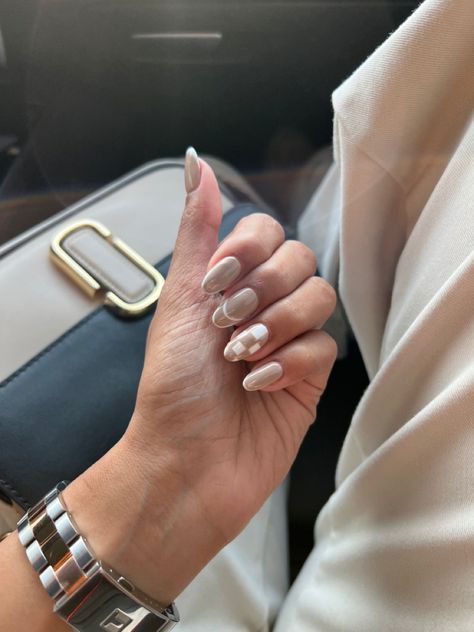 Neutral Nails 2023, Brown Checkered Nails, Neutral Fall Nail Colors, Fall Neutral Nails, Nails On Brown Skin, Nails Checkered, Neutral Nail Colors, Lightning Nails, Neutral Nail Color