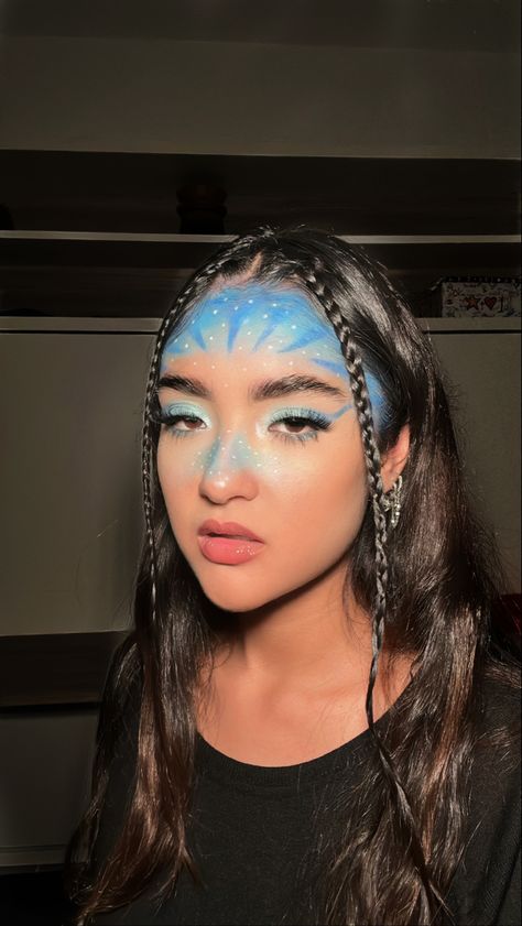 Avatar Navi Halloween Costumes, Avatar Face Makeup, Blue Avatar Makeup, Blue Costume Makeup, Easy Avatar Makeup, Avatar Costume Makeup, Simple Avatar Makeup, Avatar Eyeshadow, Halloween Costumes With Blue Dress