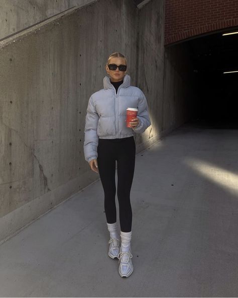 Puffer grey puffer outfit ideas aesthetic Winter Outfits Super Puff, Grey Puffer Vest Outfit, Gray Puffer Jacket Outfit, Silver Puffer Jacket Outfit, Grey Puffer Jacket Outfit, Super Puff Outfit, Puffy Coat Outfit, Puffer Jacket Outfit Aesthetic, Puffer Jacket Outfit Women