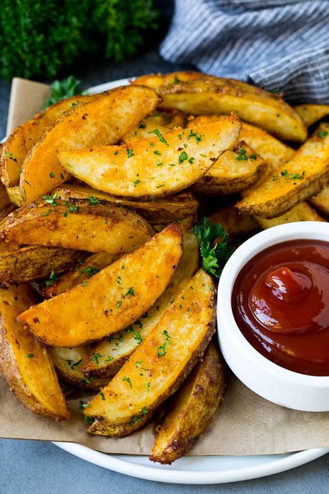 Baked Potato Wedges Recipe | Baked French Fries #potatoes #fries #sidedish #dinner #dinneratthezoo Bbq Chicken Sides, Baked Potato Wedges Recipe, Wedge Fries, Baked Potato Wedges, Crispy Baked Potatoes, Roasted Potato Wedges, Potato Wedges Recipe, Potato Wedges Baked, Wedges Recipe