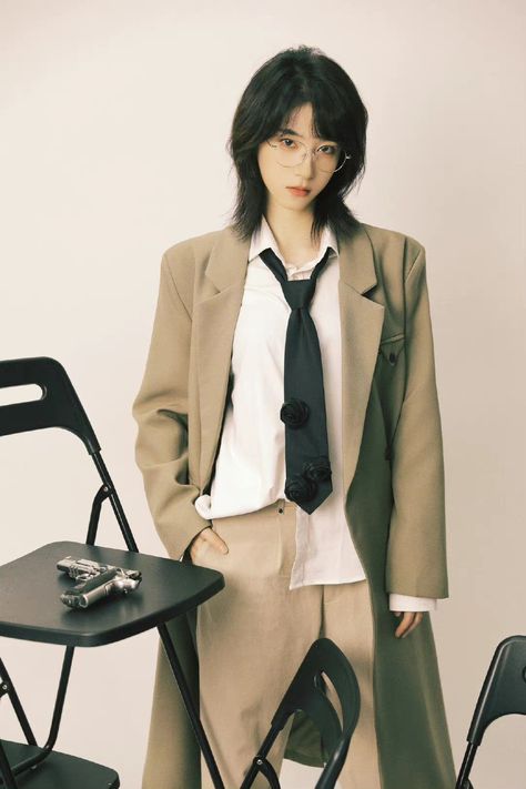 Clothing Reference Photo, Jiang Yun, Detective Outfit, Casual Christmas Party Outfit, Female Detective, Detective Aesthetic, Woman In Suit, Christmas Party Outfit, Female Pose Reference