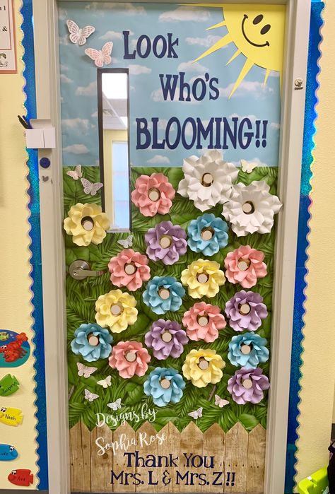 Look Who’s Blooming!!Classroom Door Decor idea for spring 🌸 #paperflowers #doordecor #classroomdoor #schoolprojects Art Classroom Door, Kindergarten Door, Garden Theme Classroom, Spring Classroom Door, Spring Door Decoration, Door Decorating Contest, School Door Decorations, Spring Window, Spring Classroom