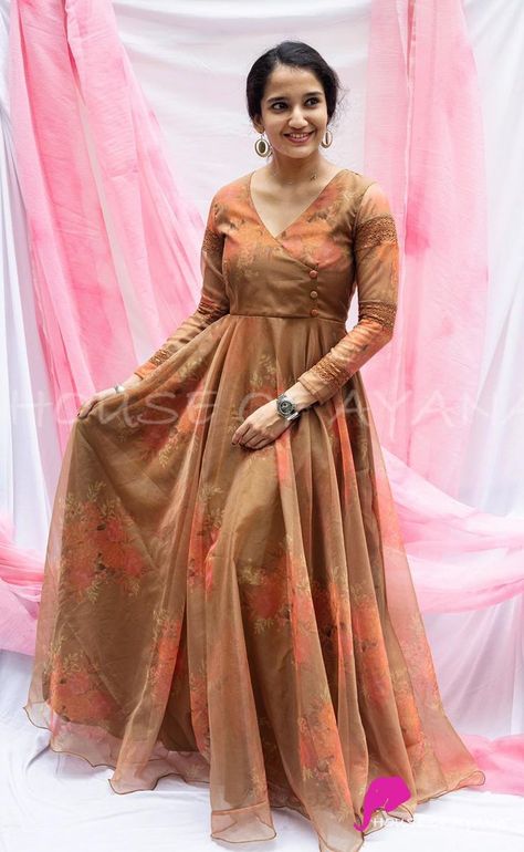 Tamil Saree, Anarkali Kurtis, Indian Lifestyle, Simple Frock Design, Long Frock Designs, Long Anarkali, Long Gown Design, Simple Frocks, Anarkali Dress Pattern