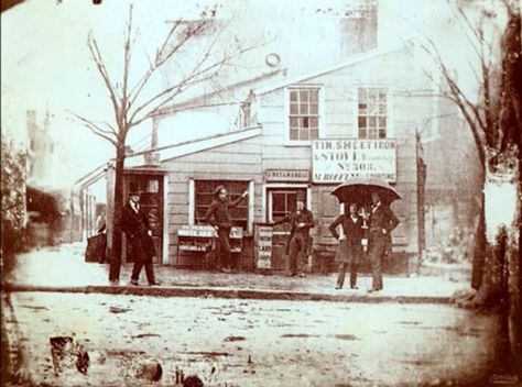 These rare shots from America in the 1840's are some of the earliest known photos. Men Posing, Wilde Westen, Early Photos, History Of Photography, Historical Images, History Photos, Rare Pictures, Jim Morrison, European History