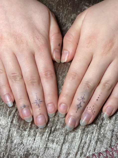 Simple Tattoo Finger, Finger Tattoos Cute, Fem Hand Tattoos, Cute Dainty Finger Tattoos, Indie Finger Tattoos, Stick N Poke Tattoos Fingers, Stick And Poke Technique, Swirl Finger Tattoo, Cute Easy Hand Tattoos