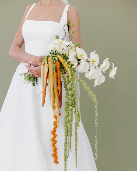 The Flowerslinger - Fine Art Floral Design Studio on Instagram: "an intentionaly over the top AVANT-GARDE(N) bouquet for our FRUITS & HERBS editorial spread in the latest issue of @arkansasbride. yes, those are carrots and tomatoes 🧑🏻‍🌾🥕yes, you can put veggies and fruits in your bouquet (if you’re bold enough) yes, it reads high-fashun 🙂‍↔️  surprise last clip of my fav bouquet handler 🤺  florals, design, styling: @theflowerslinger ⚔️ photography: @alyssasimpsonphotos  dress: @emmaandkaitsbridal  hmua: @makeupby.boun  jewelry: @romancediamondco  model: @laneykellybrew @avamgmt  venue: @thegrandws   #fineartflorist#fineartflowers#fineartflorals#northwestarkansas#arkansasbride#floralartist#fayettevillear#arkansasflorist#nycflorist#dallasflorist#austinflorist#oklahomaflorist best flori Veggies And Fruits, Floral Design Studio, Arkansas Wedding, Northwest Arkansas, Floral Display, Over The Top, Wedding Florist, Event Design, Floral Art