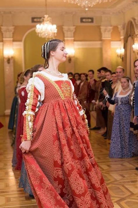 Borgias Costumes, 1400s Fashion, 15th Century Fashion, Historical Gowns, Lucrezia Borgia, Tudor Era, Fashion Reference, Training Suit, Medieval Costume