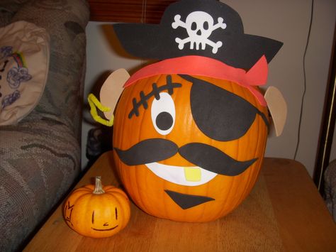 Pirate pumpkin...Addisyn wants a pirate pumpkin....hmmm I think this is doable Pirate Pumpkin Decorating Ideas, Pirate Pumpkin Painting, Pumpkin Carving Ideas Pirate, Pumpkin Carving Pirate Ship, Pumpkin Pirate, Pirate Skull Pumpkin Carving, Pumkin Carving Pirate Ship, Pirate Pumpkin, Unique Pumpkin Carving Ideas