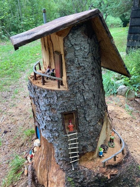 Tree Stump House, Stump House, Tree Stump Decor, Tre Kunst, Fairy Tree Houses, Landscaping Simple, Fairy House Diy, Fairy Garden Designs, Fairy Garden Crafts