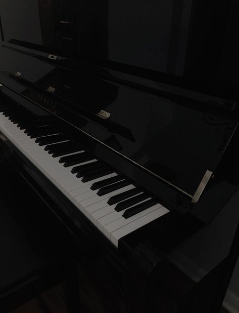 Elena Lombardi, Piano Photography, Yamaha Piano, Black Keys, Black Piano, Piano Key, Dirty Air, Keyboard Piano, Music Aesthetic