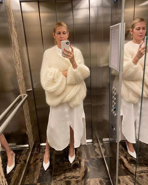 Winter fashion for going out. Lily Van Der Woodsen, Kelly Rutherford, Lily, Mirror, Skirt, Van, White