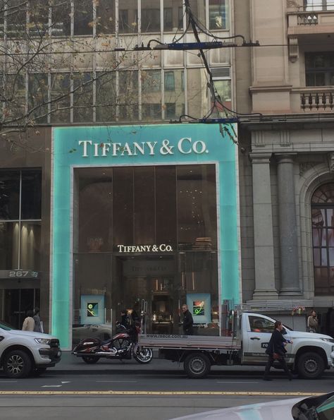 Tiffany And Co New York Store, Tiffany And Co Store, Store Exterior, Tiffany Store, Bloxburg Town, Blue Bedrooms, Jewelry Store Design, Town Ideas, Wrist Jewelry