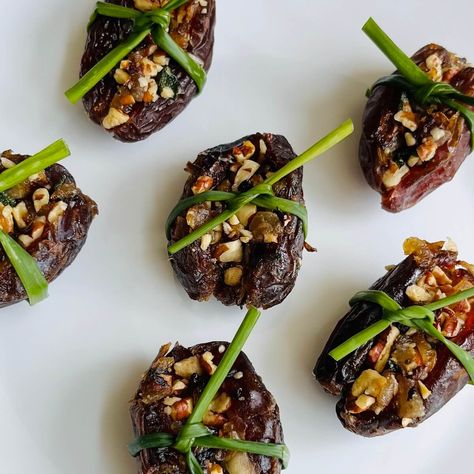 These savory stuffed dates are perfect for the holidays. These delicious appetizers have a satisfying balance of sweet and savory flavors. Appetizers Summer, Fall Baby Shower Food, Date Paste Recipes, Asian Sides, Vegetarian Appetizers Easy, Recipe Appetizers, New Years Appetizers, Stuffed Dates, Fall Appetizers