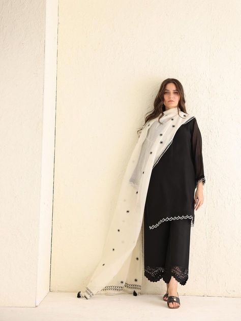 Suits Ideas, Kurtis Design, Casual Kurti, Write Articles, Stylish Kurtis, Pakistani Women, Pakistani Women Dresses, Eid Outfit, Professional Dress