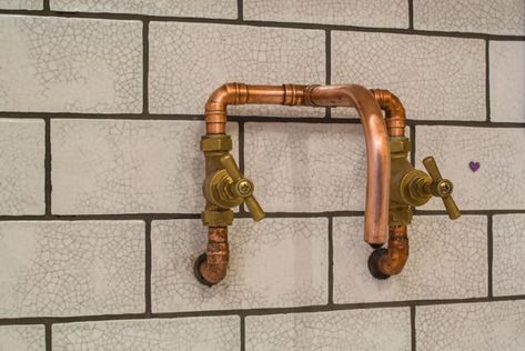 Tsuruta Architects, Tim Crocker · House of Trace Copper Pipe Taps, Copper Faucet, Faucet Bathroom, Copper Diy, Brass Faucet, Industrial Kitchen, Copper Pipe, House Extensions, New House Plans