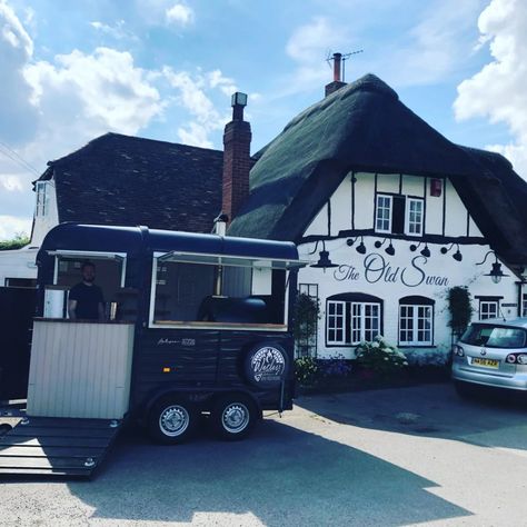 Wesley Artisan Pizzeria - Pizza Vans Bedfordshire Horse Box Pizza Trailer, Pizza Vans, Vintage Horse Trailer, Food Vans, Leighton Buzzard, Artisan Pizza, Wood Oven, Buzzard, Horse Trailer