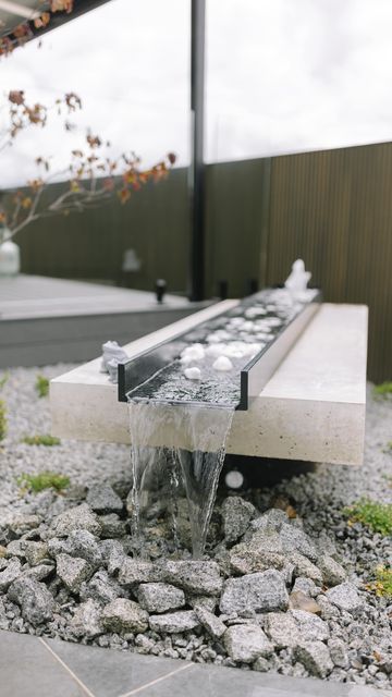 Contemporary Water Feature, Reflect On The Year, Waterfall Garden, Outdoor Shower Diy, Water Architecture, Modern Fountain, Water Feature Wall, Outdoor Water Feature, Garden Water Feature