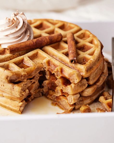 Cinnamon Waffles Recipe, Waffles Brunch, Apple Cinnamon Waffles, Weekend Breakfast Recipes, Cinnamon Whipped Cream, Cinnamon Waffles, Easy Waffle Recipe, Caramel Cake Recipe, Banana Waffles