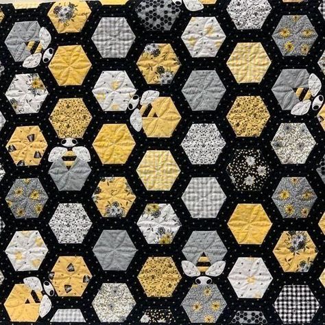 Good ides for a hexie with yellow, grey, white Quilt Hexagon, Bee Quilt, Bee Utiful, Hexagon Quilt Pattern, Hexie Quilt, Crazy Quilt Blocks, English Paper Piecing Quilts, Quilt Square Patterns, Quilt Care