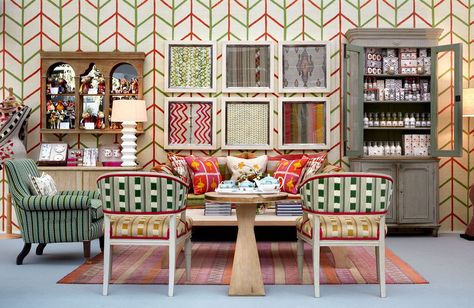 Interior Color Inspiration, Bookshelves Display, Design Bookshelves, Living Drawing, Mood Board Living Room, Modern Country Decor, Pink Chairs, Firmdale Hotels, Classic Eclectic