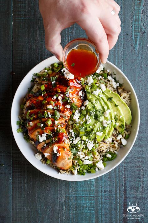 Chicken Rice Bowl, Honey Sriracha Chicken, Sriracha Chicken, Chicken Rice Bowls, Rice Bowl, Chicken Rice, Yummy Eats, Food Bowl, Grilled Meat